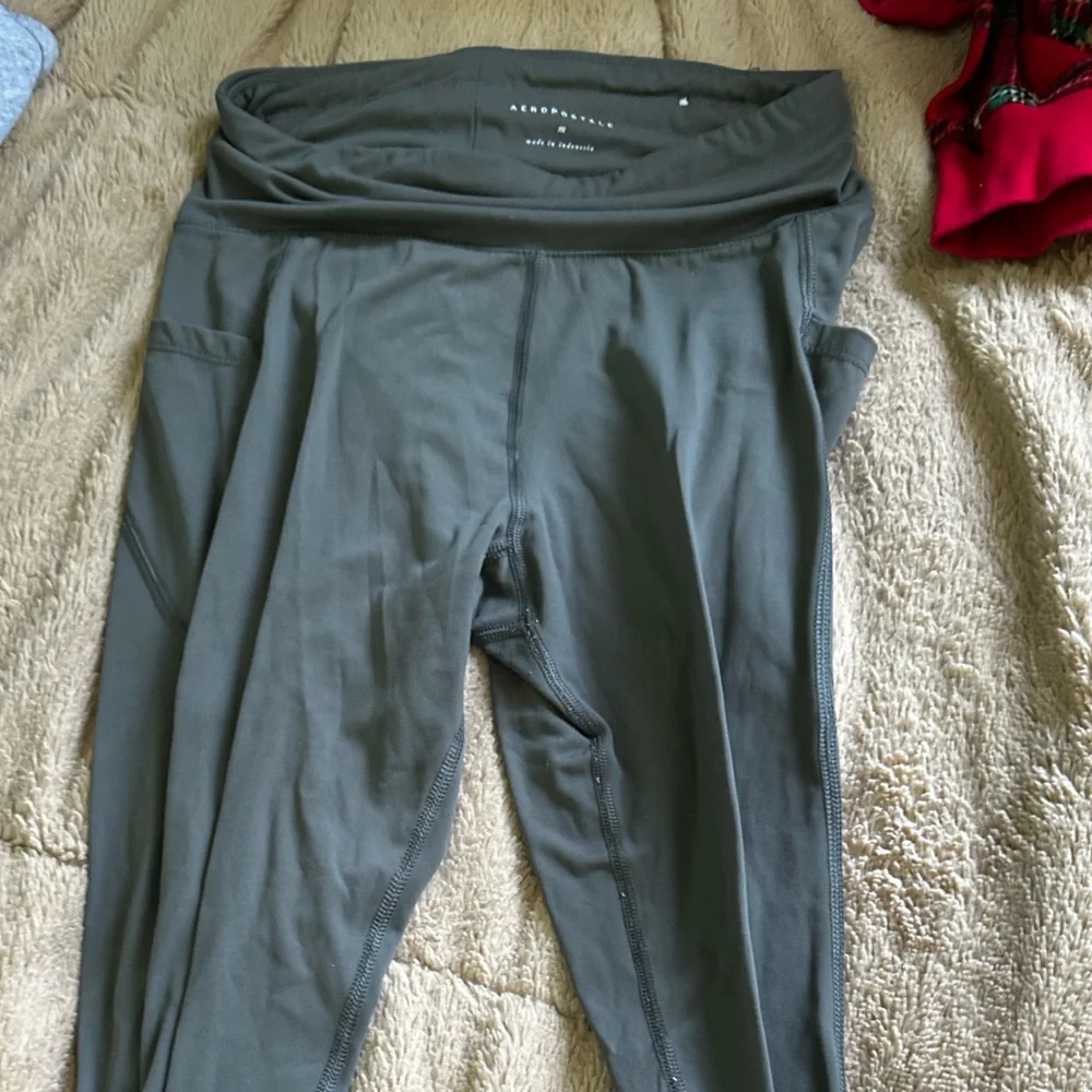 AEROPOSTALE GREEN LEGGINGS - women - Picture 2 of 2